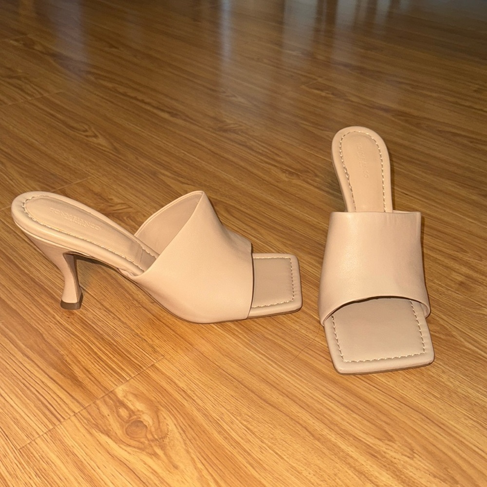 Tony Blanco Nude Square-Toe 3.5 inch heel
Size 9.5